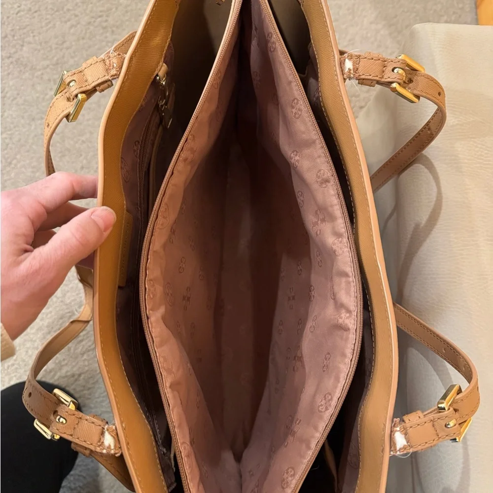Tory Burch Caramel Leather Tote with Gold Logo - Picture 8 of 14